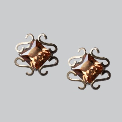 Brincos com pedra castanha e suporte dourado decorativo