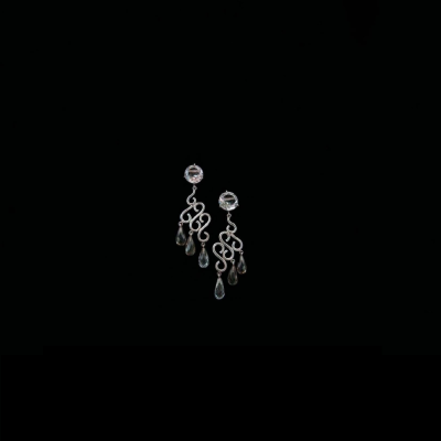 Brincos pendentes metálicos com gotas de cristal transparentes