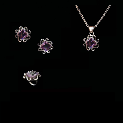 Conjunto de joias com pedras roxas e metal prateado