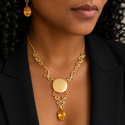 Colar dourado com pedra amarela facetada e brincos correspondentes