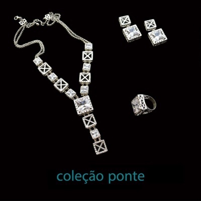 Conjunto de joias com colar, anel e brincos em prata com pedras quadradas