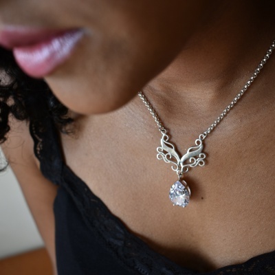 Colar prata com pendente de pedra transparente usado por mulher