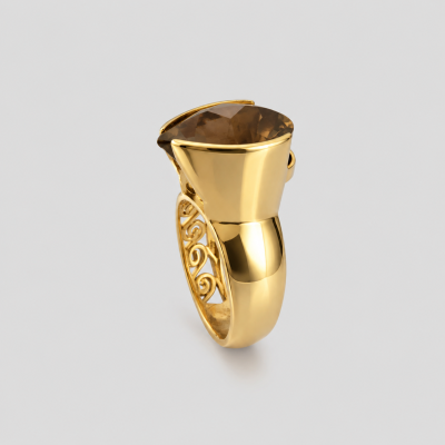 Anel de ouro com pedra marrom facetada e detalhes em arabescos no aro