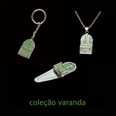 Porta-chaves, marcador de páginas e colar com pendente em forma de janela verde com varanda prateada em fundo preto e texto 'coleção varanda'.