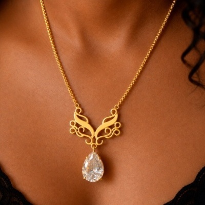 Colar dourado com pendente em forma de gota