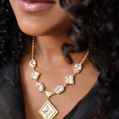 Colar dourado com pedras cristalinas e pendente quadrado