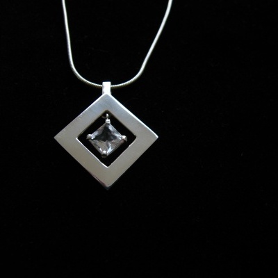 Colar com pendente quadrado prateado e pedra transparente