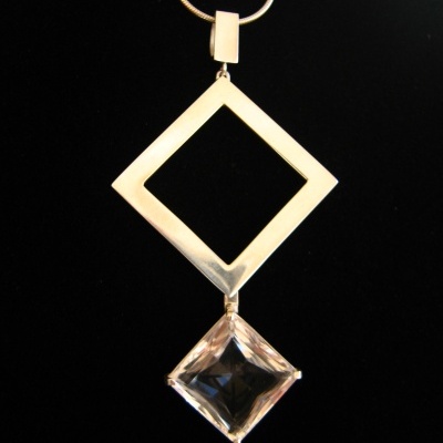 Colar com pendente losango prateado e cristal