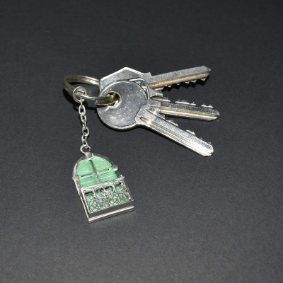 Porta-chaves com três chaves e pendente de janela verde.