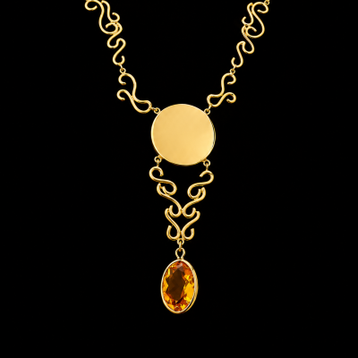 Colar dourado com pedra âmbar e detalhe redondo polido