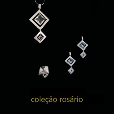 Conjunto de joias em prata com pedras quadradas transparentes em fundo preto com texto