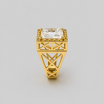 Anel dourado com pedra retangular transparente e design geométrico