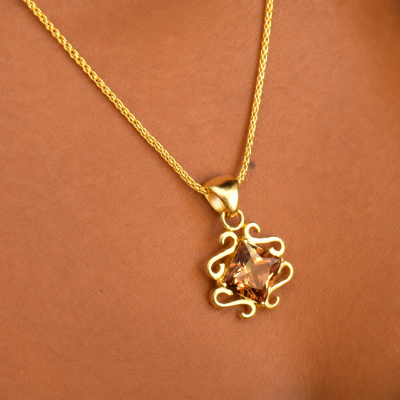Colar dourado com pendente estrela e pedra castanha