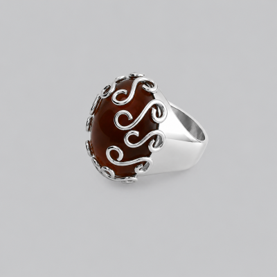 Anel com pedra castanha oval e detalhes em metal prateado