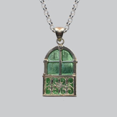 Colar com pendente em forma de janela verde e metal prateado