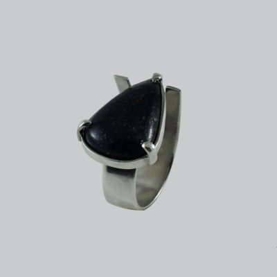 anel prata com pedra preta triangular