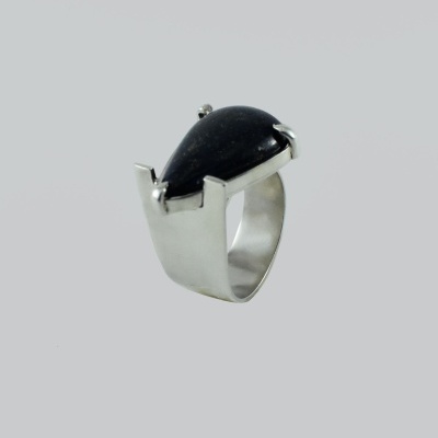 https://www.anamagalhaesjoias.com/product/anel-assimetrico