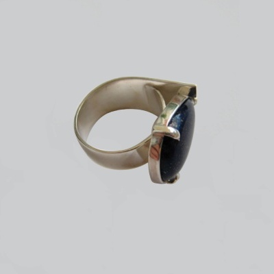 Anel prateado com pedra oval azul escura