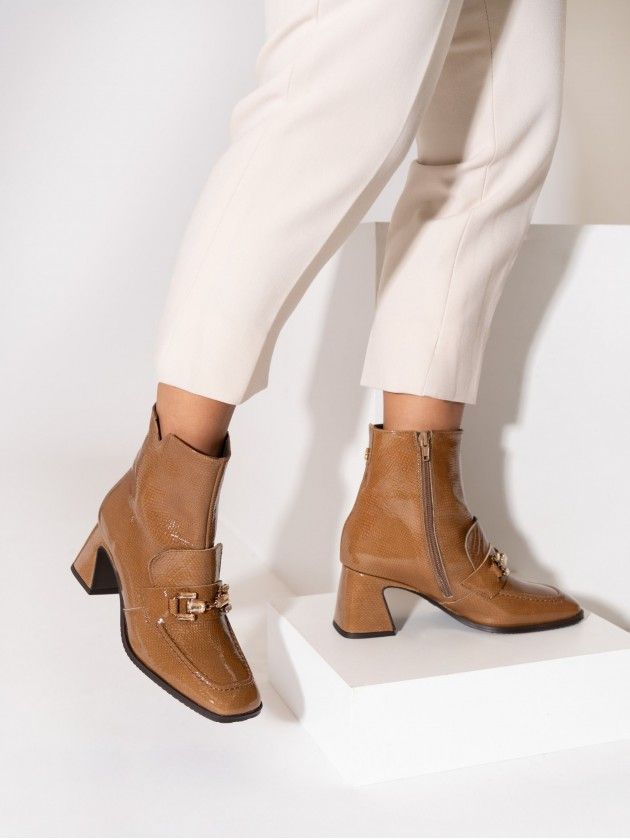 Botim MLV THAIS.11 Taupe Botas castanhas texturizadas com salto médio e fecho lateral
