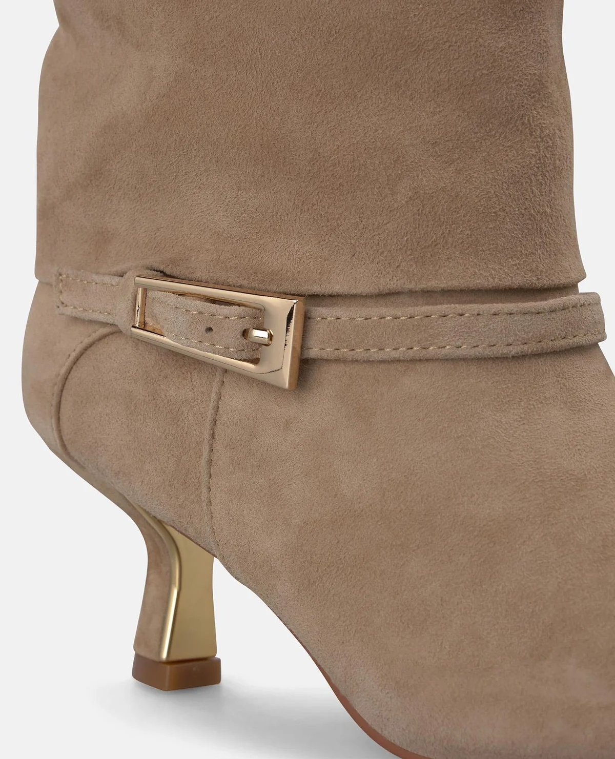 Botim Alma en Pena I260390 Taupe Bota feminina bege de camurça com salto dourado e fivela.