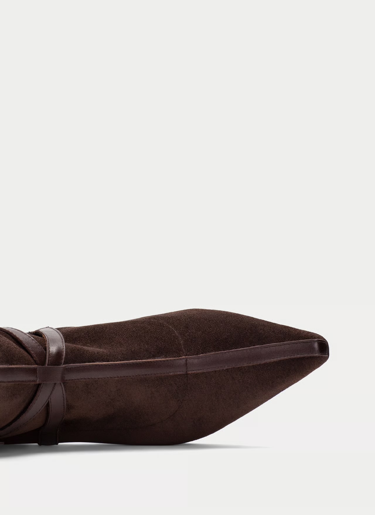 Botim Hispanitas HI265087 Brown Sapatilhas femininas castanhas de biqueira pontiaguda em camurça com detalhes em tiras de couro