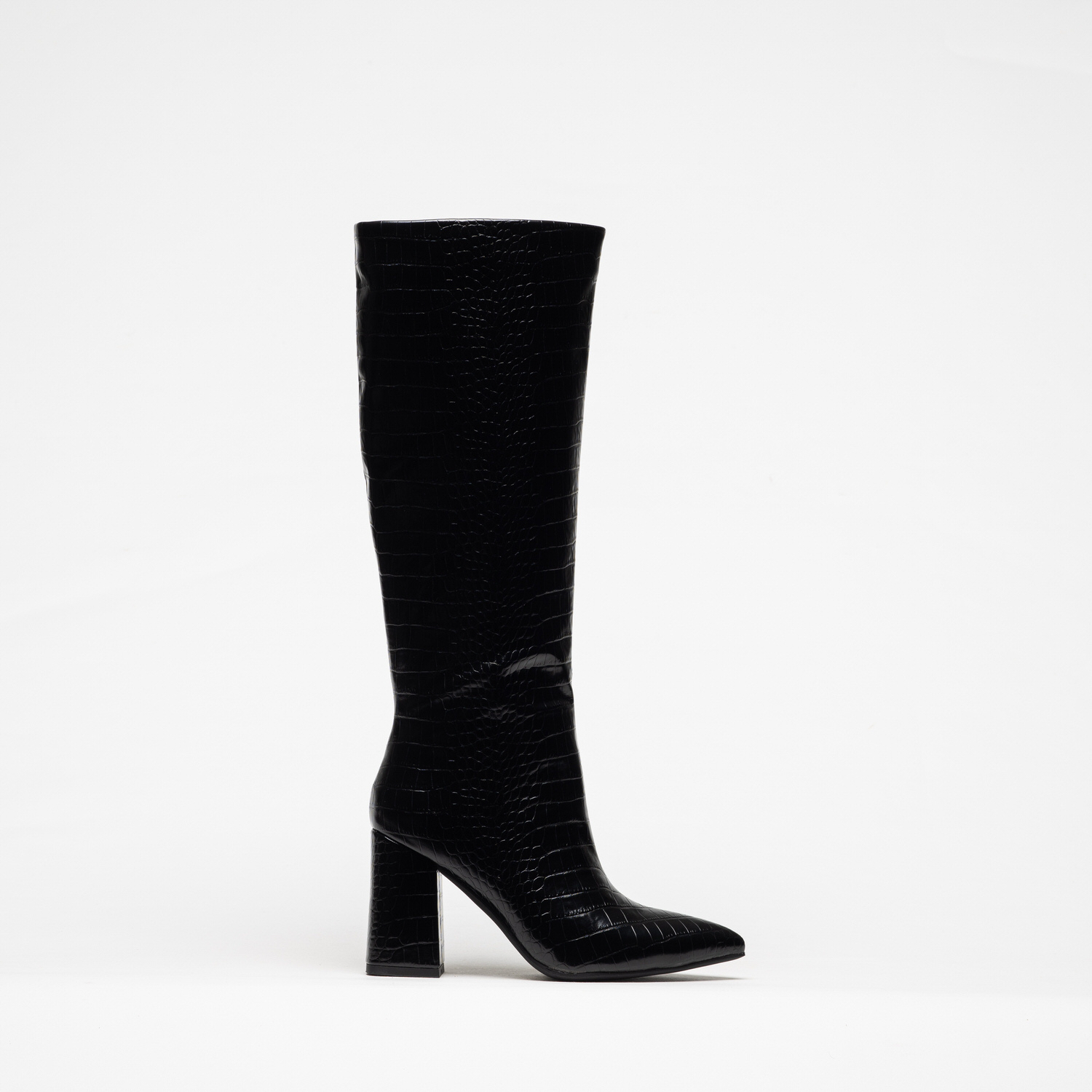 Bota Cano Alto ABF-97 HV2529 Black Bota feminina preta com padrão de pele de crocodilo e salto alto