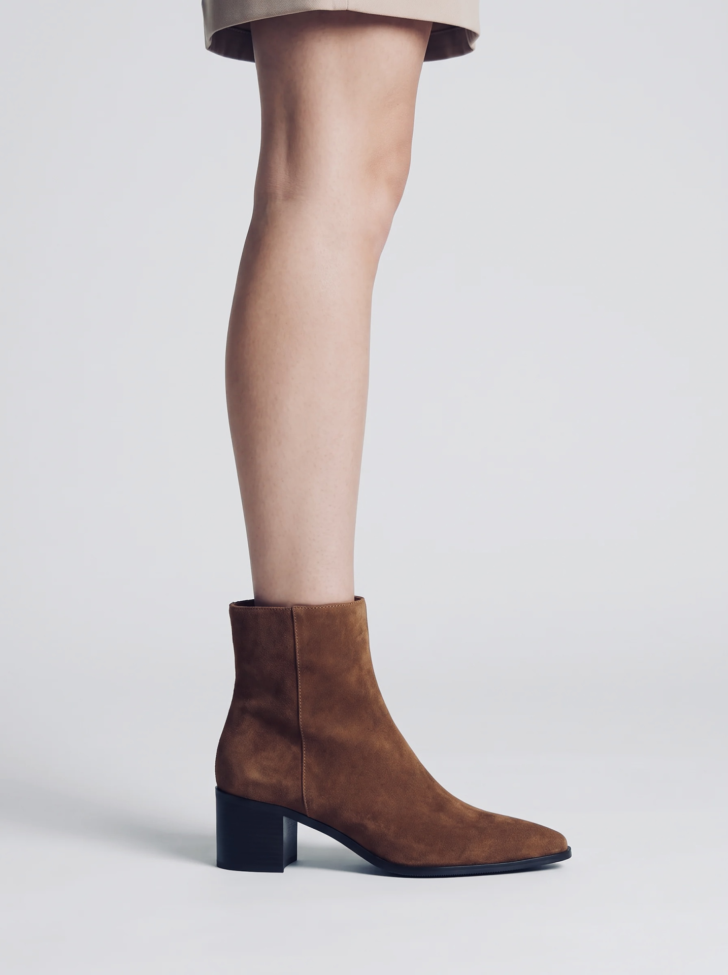 Botim ABF-97 ZY24135-1 Coffee Suede Bota feminina castanha em camurça com salto quadrado preto médio