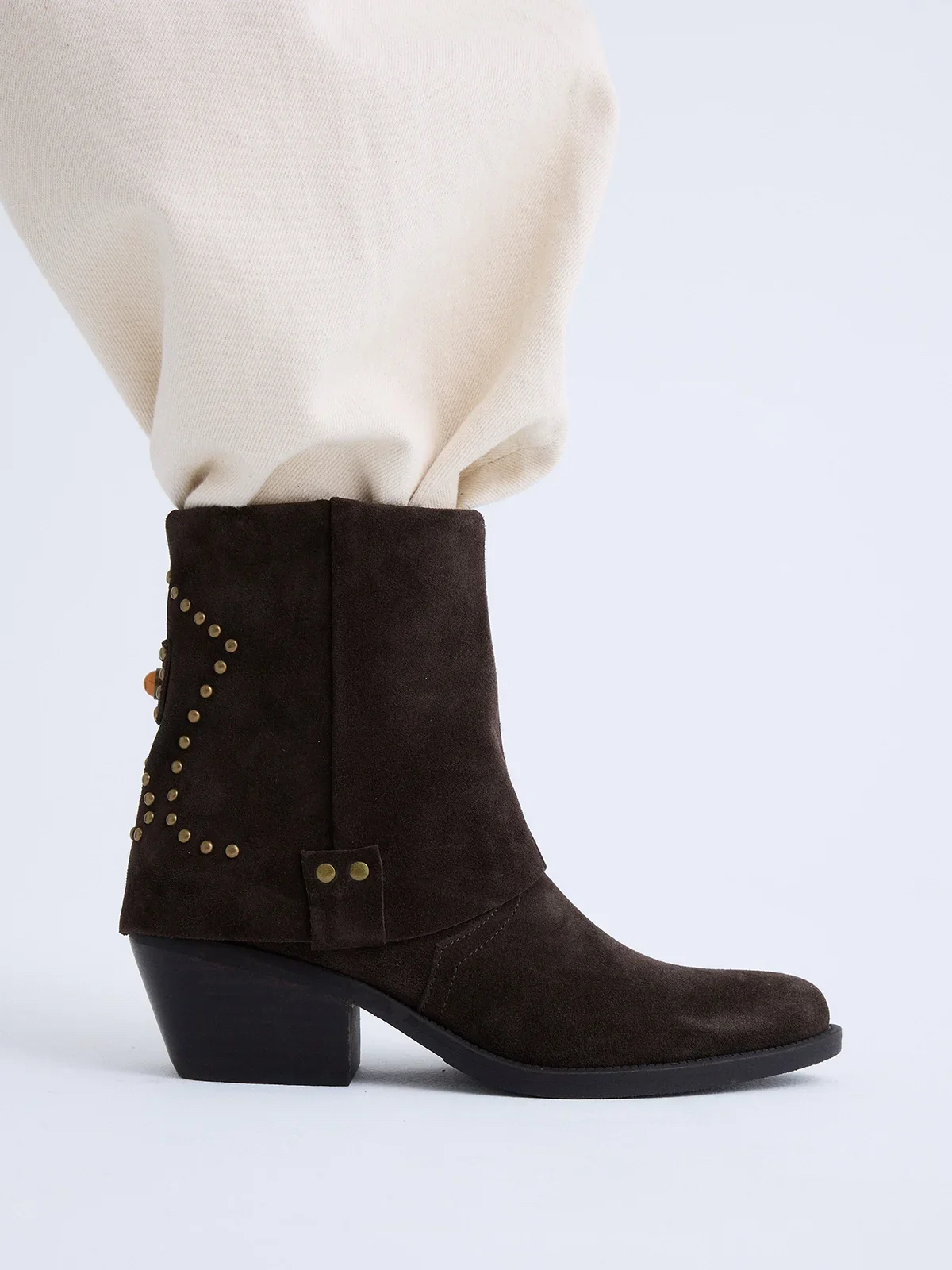 Botim Exé 18737-81R Brown Bota castanha escura em camurça com tacão grosso e tachas douradas, cano curto.