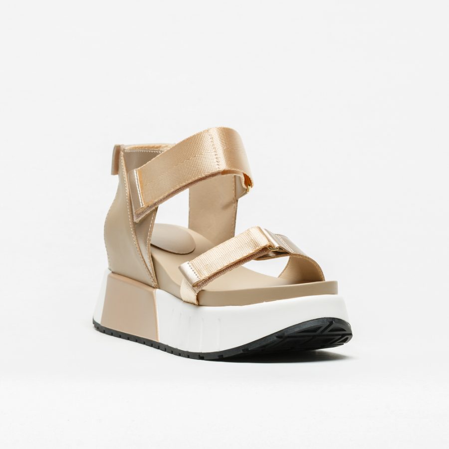 Sandália Exé OLIVIA.921 Gold Sandália dourada de cunha com tiras largas e velcro