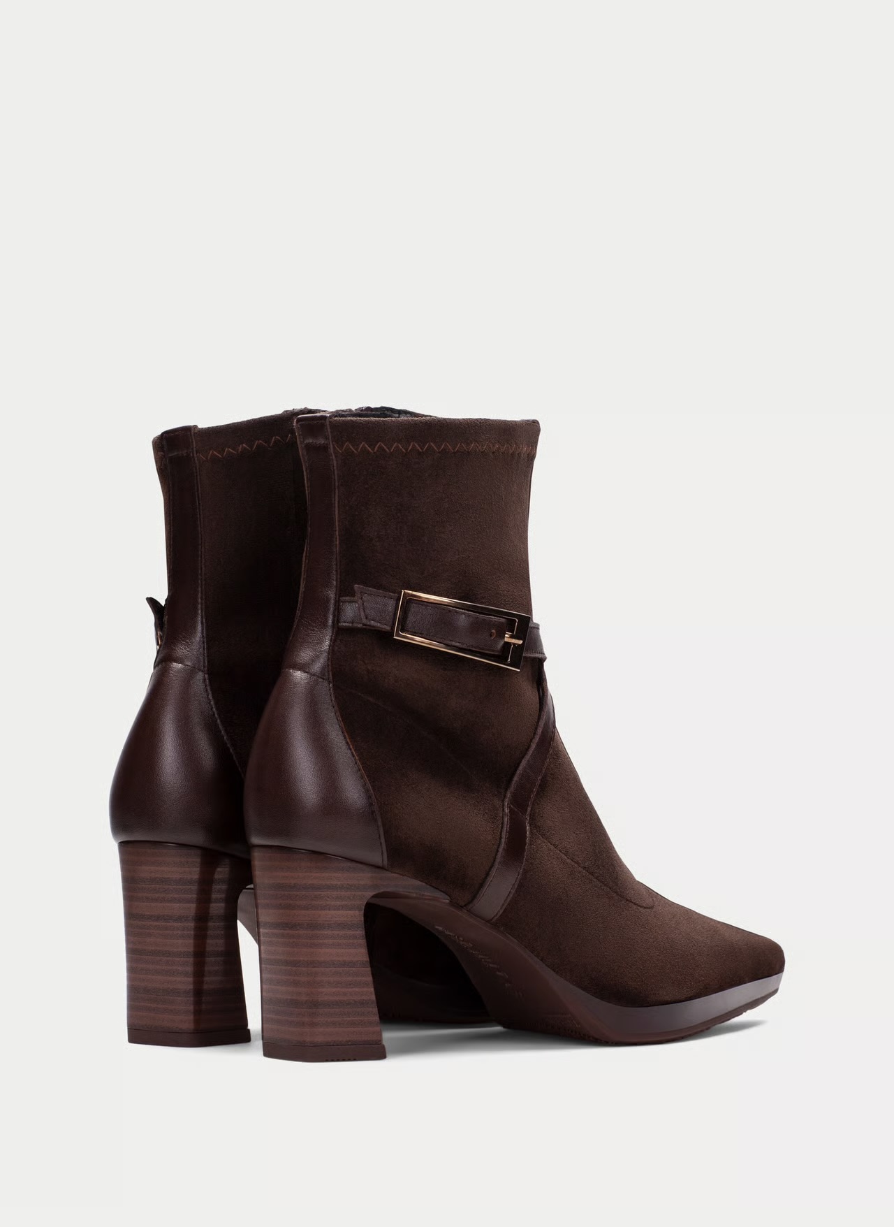 Botim Hispanitas HI265087 Brown Botins castanhos de salto alto com fivela decorativa e textura de madeira no salto.