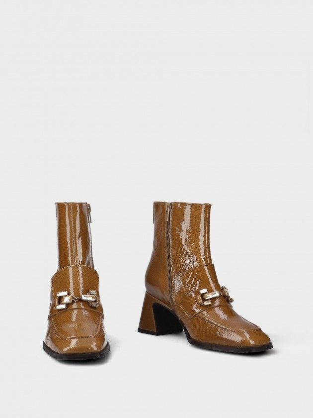 Botim MLV THAIS.11 Taupe Botins castanhos brilhantes com salto e fivela metálica.