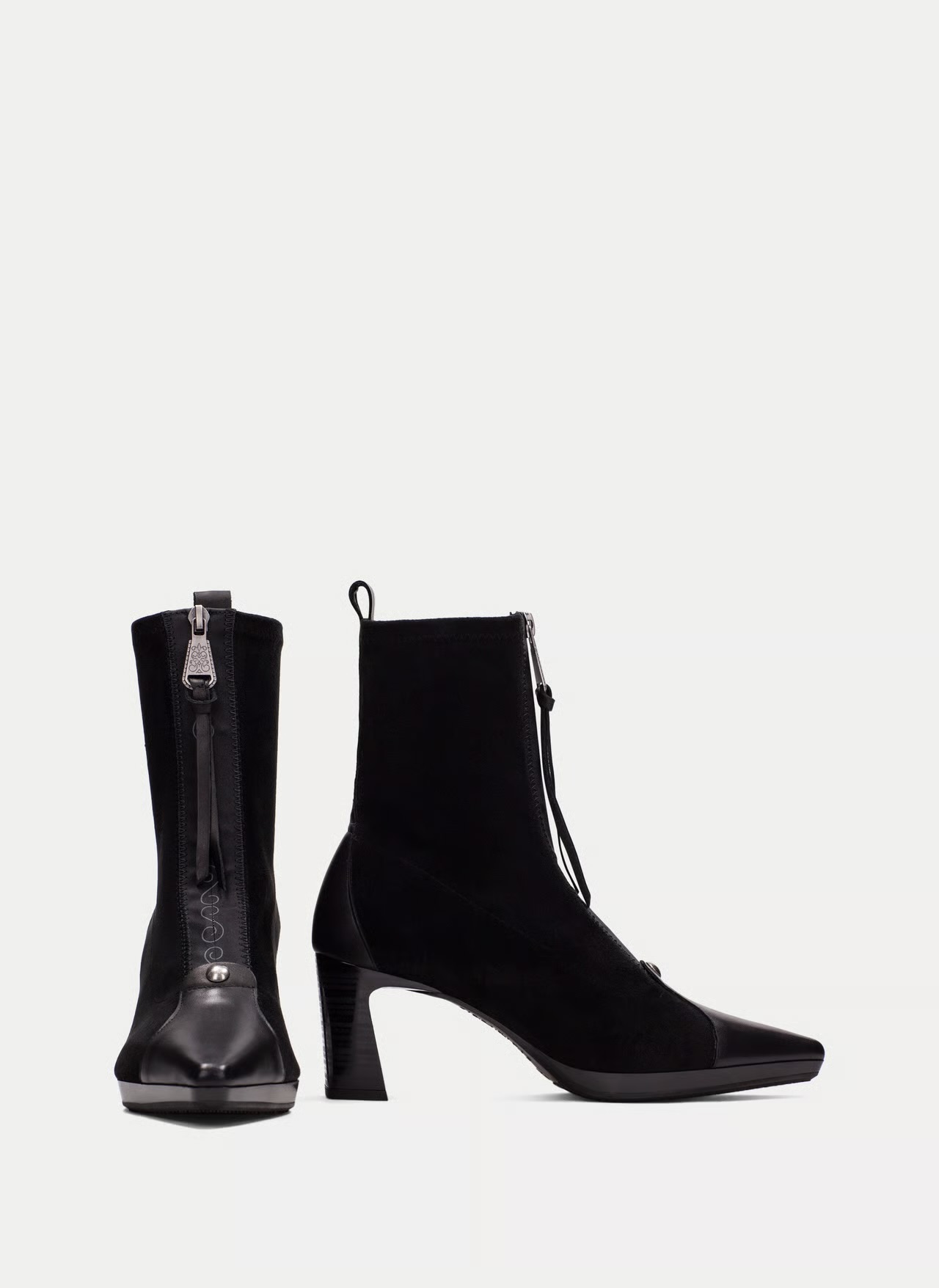 Botim Hispanitas HI265085 Black Botins pretos de salto médio com biqueira brilhante e cano em tecido opaco com fecho