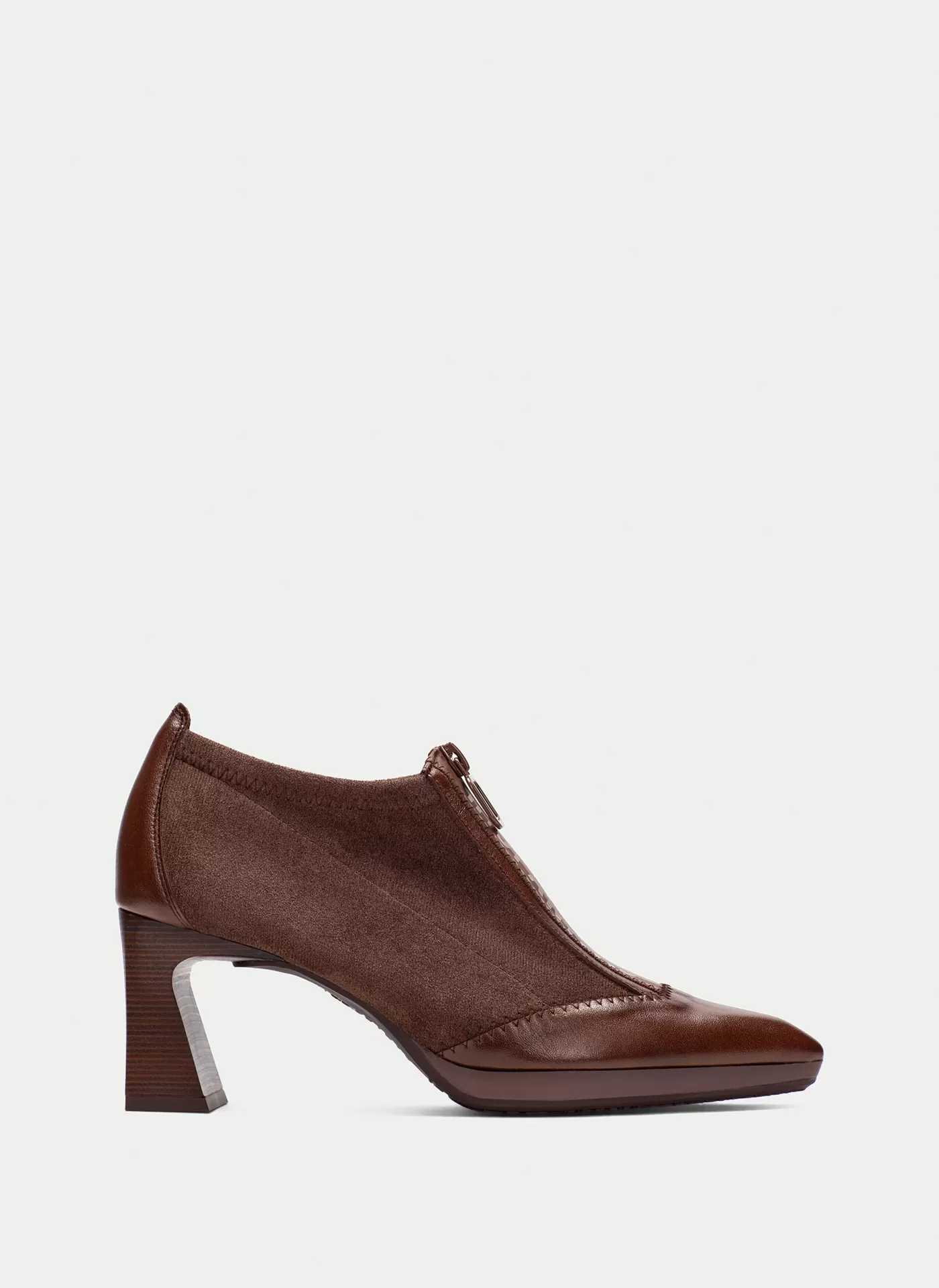 Sapato Hispanitas HV254324 Castanho Sapato feminino castanho de salto médio em pele e tecido com fecho frontal