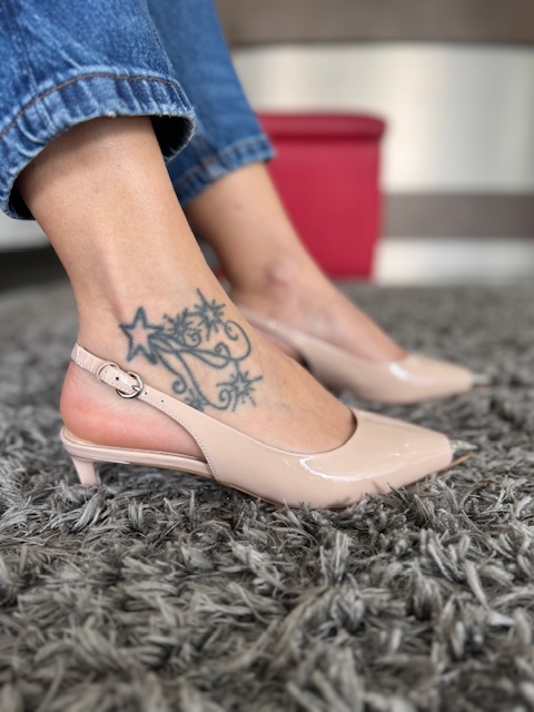 Sapatos ABF-97 V1339-263-3 Nude Sapatilhas de verniz bege com salto baixo e tira traseira em pé num tapete cinzento