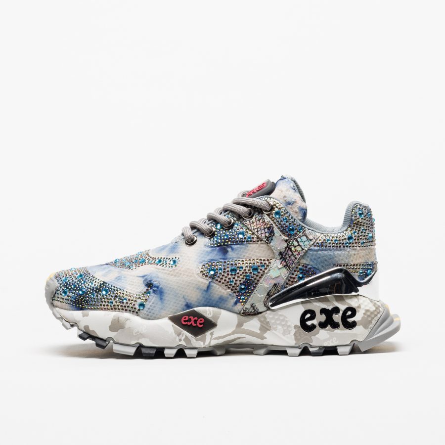Sapatilhas Exé 134-20 Grey White Tênis desportivo azul e cinzento com pedras azuis e sola com texto exe
