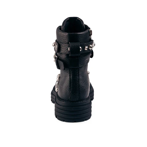 Bota Estilo Militar ABF-97 V032-156-1 Bota preta com detalhes metálicos vista de trás