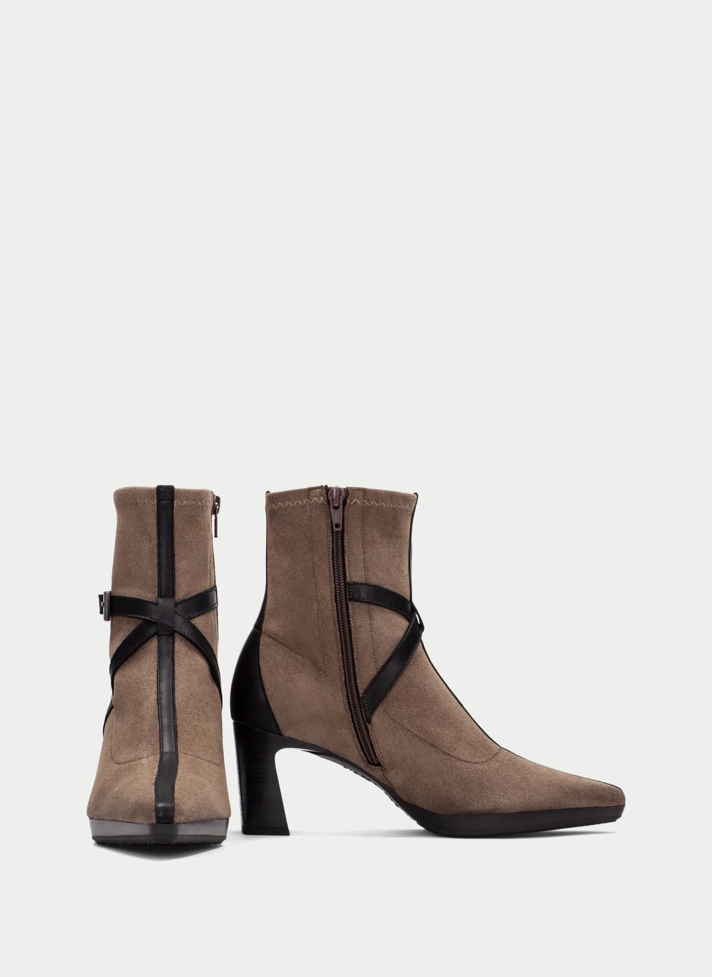 Botim Hispanitas BHI265087 Taupe Botins femininos castanho claro com detalhes em pele preta e salto médio