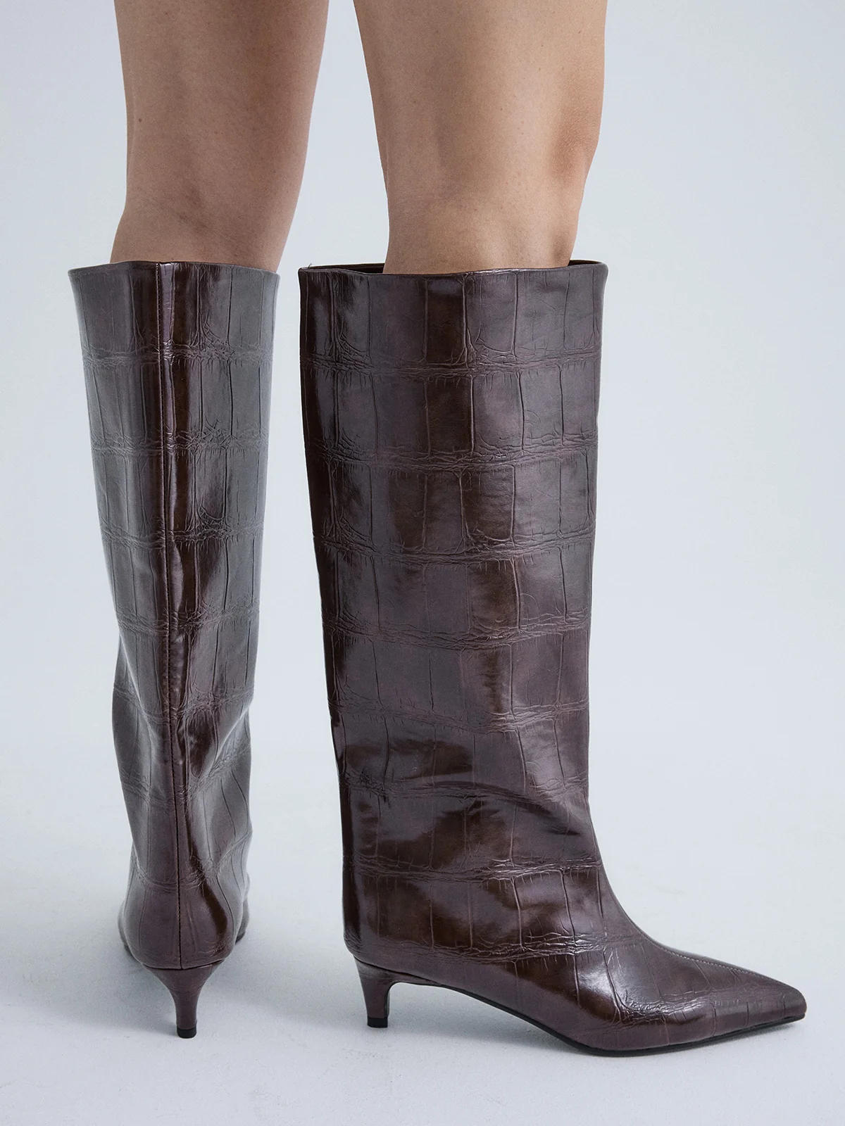 Bota Cano Alto Exé W0955-R7978 Brown Botas femininas castanhas escuras de cano alto com padrão de pele de crocodilo e salto fino