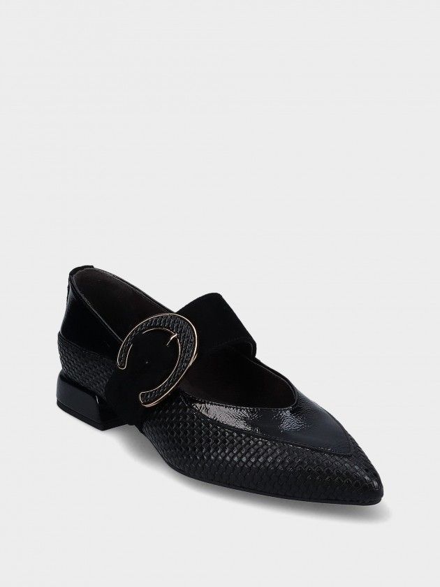 Sapato MLV Lea.127 Black Sapato preto feminino com textura pele de cobra e fivela dourada