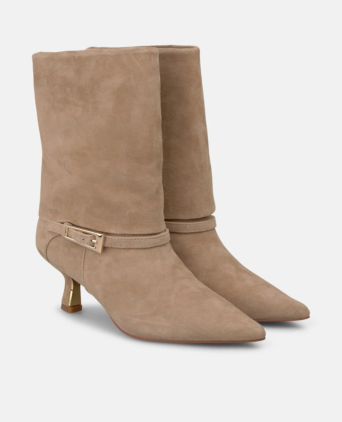 Botim Alma en Pena I260390 Taupe Botas femininas bege em camurça com salto médio dourado e fivela lateral