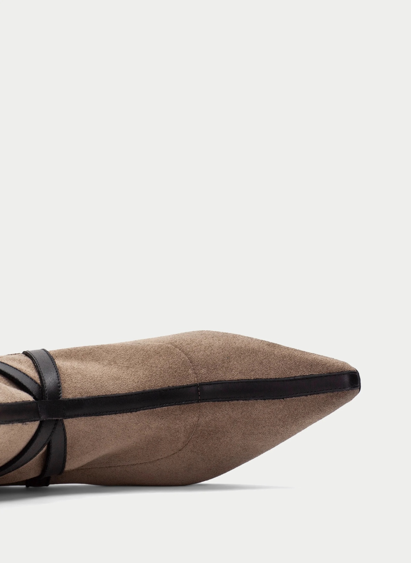 Botim Hispanitas BHI265087 Taupe Sapato feminino bico fino em camurça bege com detalhes em pele preta