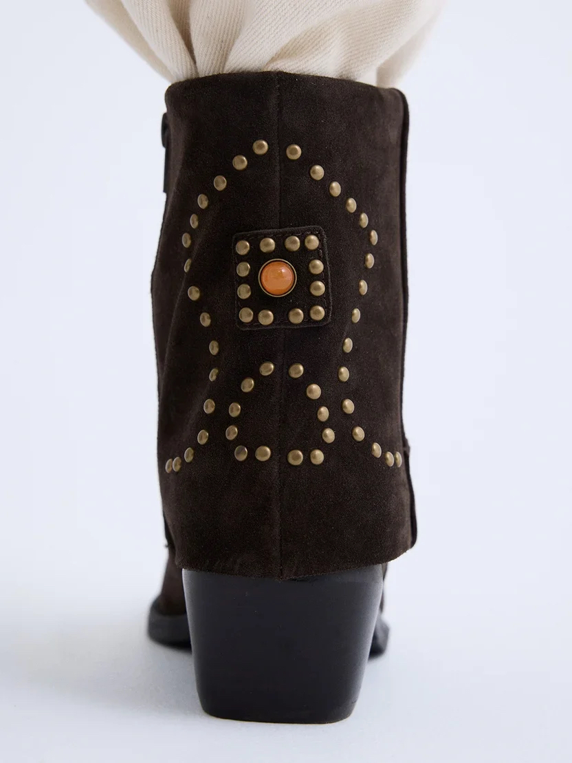 Botim Exé 18737-81R Brown Botim castanho escuro com tachas douradas e botão laranja no salto preto