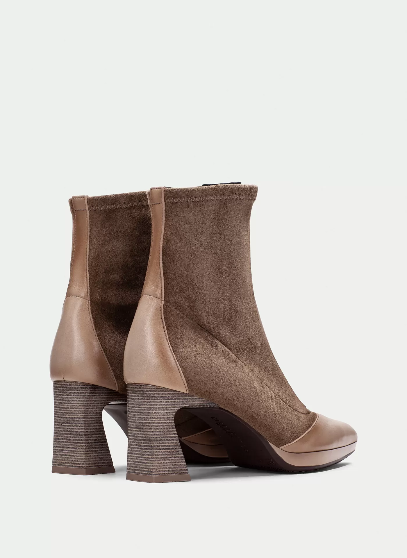 Botim Hispanitas HV254186 Taupe Botins femininos castanhos em couro e camurça com salto largo texturizado