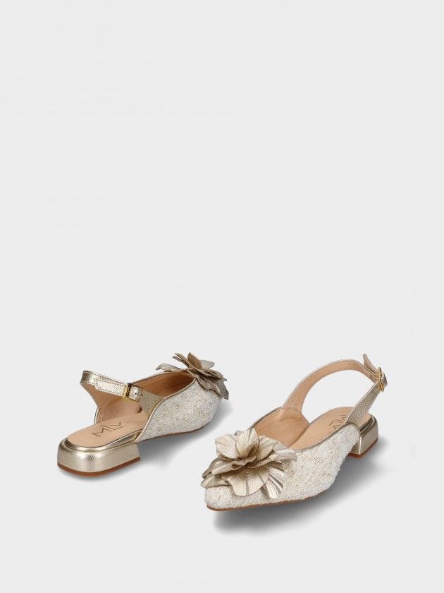Sapato MLV Lea.101 Gold Sapatos femininos bege com salto baixo dourado e flor decorativa dourada.