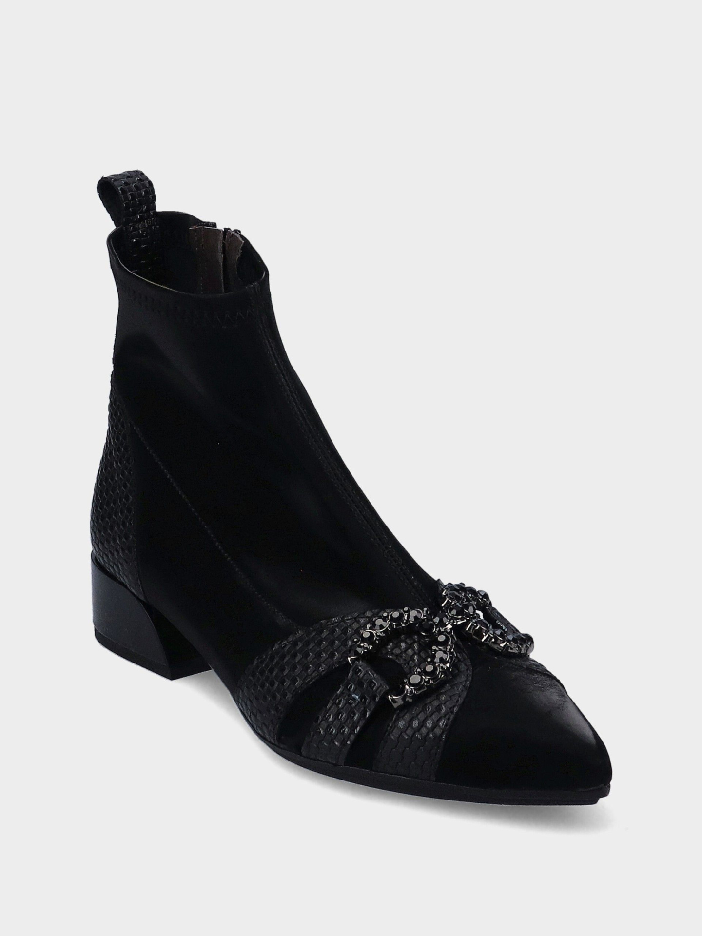 Botim MLV Lidia.44 Black Botim preto com textura de escamas e fivela decorativa preta