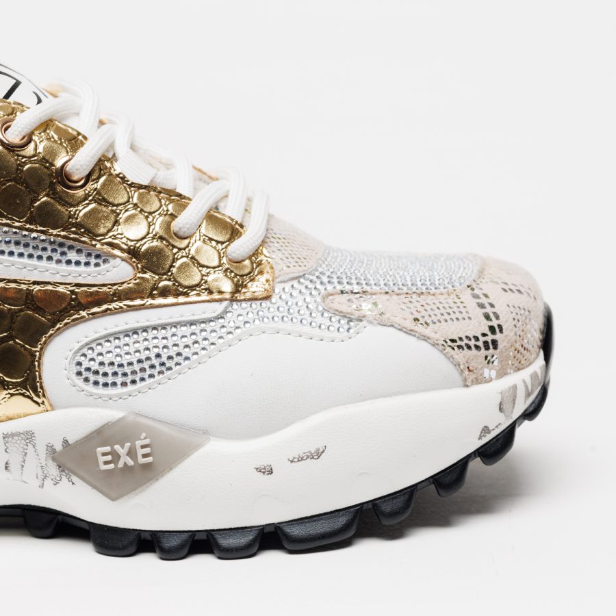 Sapatilhas Exé D190608-17I White/Gold Ténis branco, dourado com padrão de escamas, bege com textura de pele de serpente e pedrinhas brilhantes, sola branca e preta com texto EXÉ.