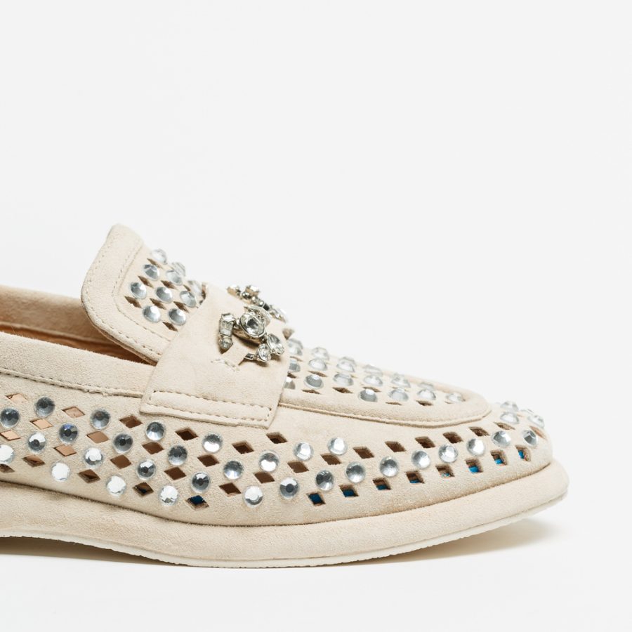 Mocassim ABF-97 2326-28 Bege Mocassim creme em camurça com tachas metálicas e cristais