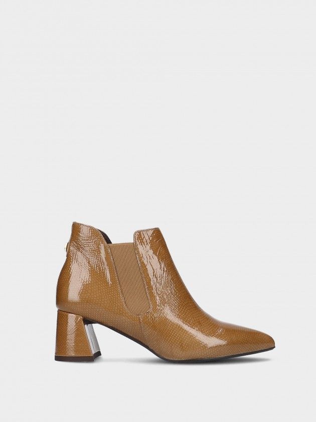 Botim MLV Lori.44 Taupe Botim castanho em pele vernizada com padrão tipo escama e salto quadrado