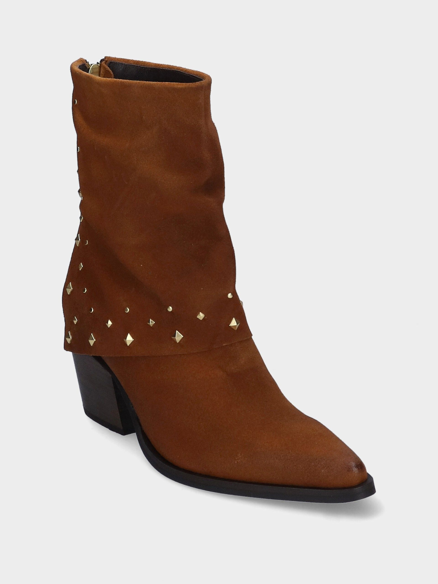 Botim Texano MLV Savana.01 Camel Bota de camurça castanha com tacão preto e tachas metálicas douradas.