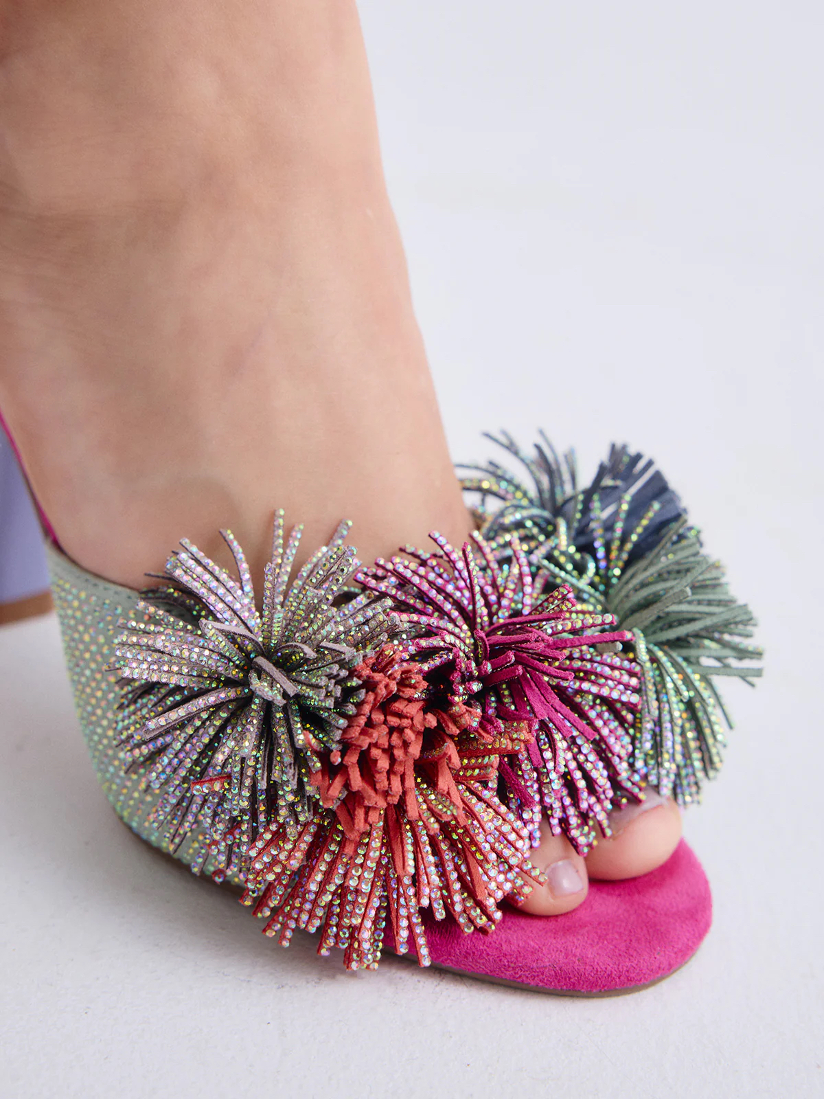 Sandálias Exé JENIFER-725 Mult. Sapato de salto alto rosa com franjas coloridas e brilhos